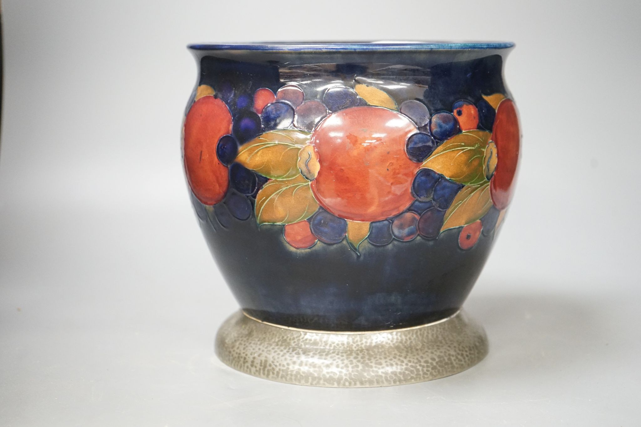 A Moorcroft jardiniere, on hammered pewter plinth, 22cm